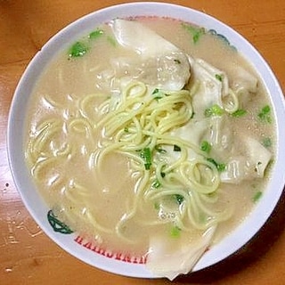 なんちゃって豚骨風のラーメンワンタン